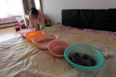 乳山楼上漏水，住户失联，小区没物管，业主维权难！律师来支招……